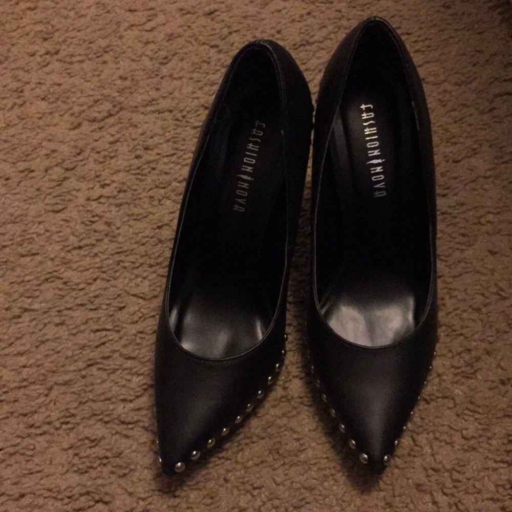 ‼️SOLD‼️ Riveted heels - Picture 2 of 3